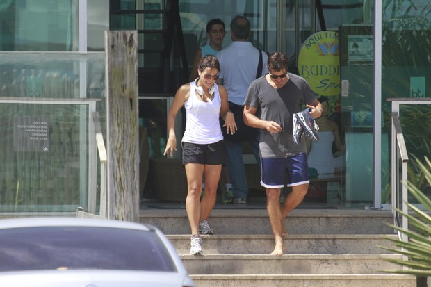 Juliana Knust e o marido saindo da academia (Foto: Dilson Silva / AgNews)