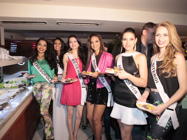 Candidatas ao Miss Universo em restaurante no Rio (Foto: Isac Luz/ EGO)