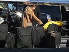 Kim Kardashian chega de viagem carregada de malas