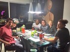 Antônia Fontenelle janta com Emerson Sheik e amigos