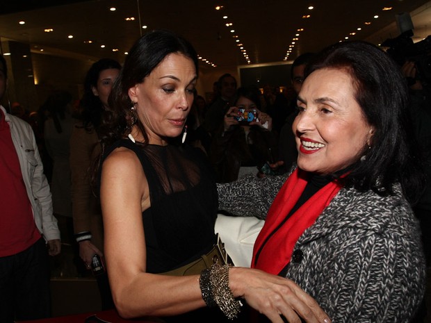 Carolina Ferraz com a mãe, Giscelda Ferraz, após estreia de peça em São Paulo (Foto: Cláudio Augusto/ Foto Rio News)