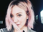 Hilary Duff muda o visual (de novo) e aparece com o cabelo rosa e curtinho