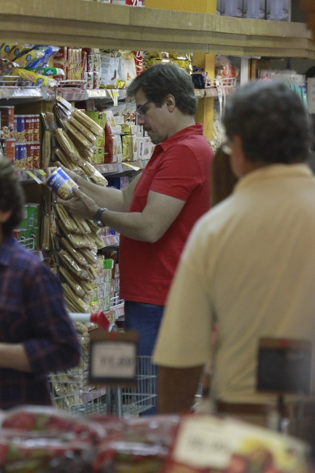 Edson Celulari no supermercado (Foto: Dilson Silva/ Ag. News)