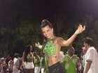 Renata Santos exibe pernas torneadas em ensaio de carnaval