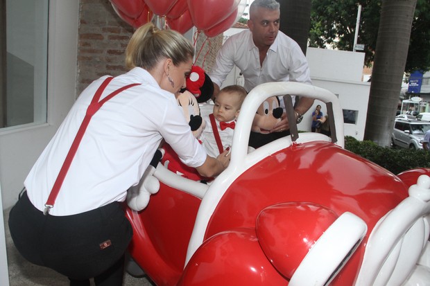 Ana Hickmann coloca o filho em carrinho de brinquedo ao lado do Mickey e da Minnie (Foto: Manuela Scarpa/Photo Rio News)