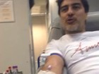 Junno Andrade posta foto doando sangue