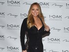 Mariah Carey dispensa lingerie em vestido decotado e com transparência