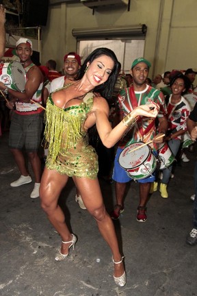 Gracyanne Barbosa na quadra da escola de samba paulista X-9 Paulistana, em São Paulo (Foto: Paduardo/ Ag. News)