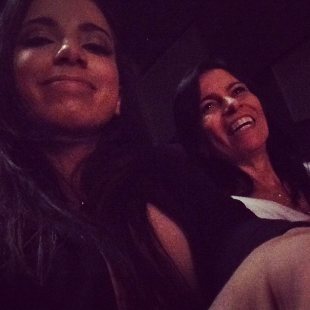 Anitta com a mãe, Miriam Macedo, em teatro no Rio (Foto: Instagram/ Reprodução)