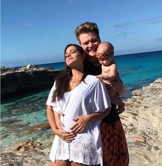 A nova gravidinha Thais Fersoza, Michel Teló e Melinda (Foto: Reprodução/Instagram)
