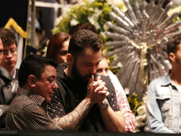 Mateus, da dupla com Jorge, com João Reis Araújo, pai de Cristiano Araújo, em velório do cantor em Goiânia (Foto: Evandro José/ EGO)