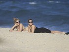 Demi Lovato joga bola e curte praia com amigos no Rio 