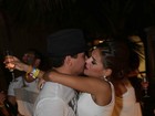 Paloma Bernardi e Thiago Martins beijam muito em festa de Réveillon 