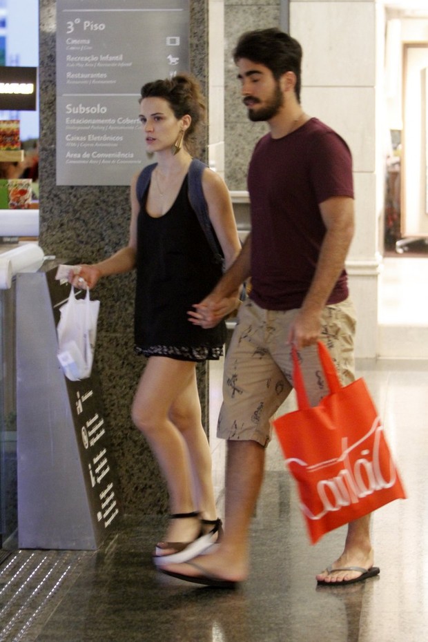 Bianca Bin e marido no shopping (Foto: Marcos Ferreira /Brazil News)