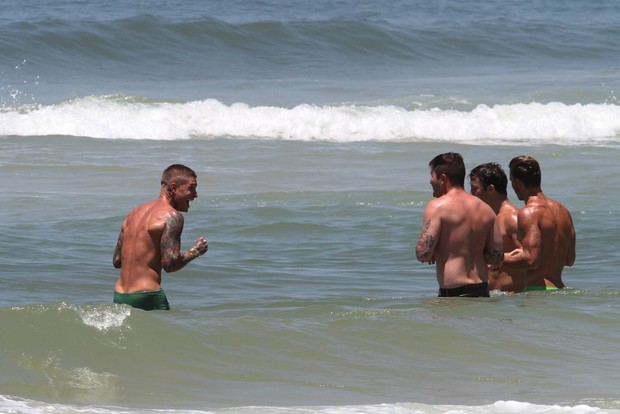 Mateus Verdelho e amigos na praia da Barra da Tijuca, RJ (Foto: Wallace Barbosa/AgNews)