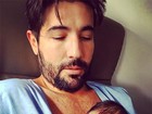 Sandro Pedroso posa com o filho recém-nascido após cinco dias na UTI