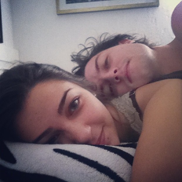 Pe Lanza posta foto deitado com garota (Foto: Instagram / Reprodução)