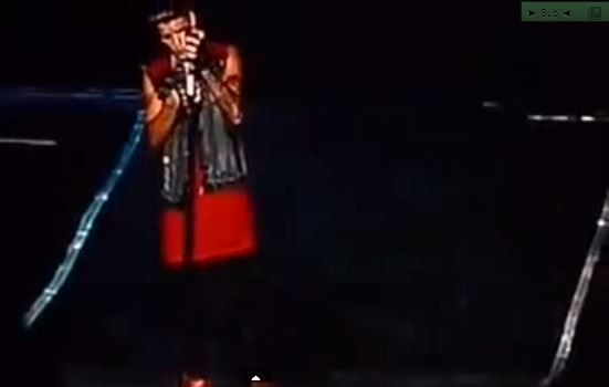 Justin Bieber chutando bandeira Argentina em show (Foto: Instagram / Reprodução)