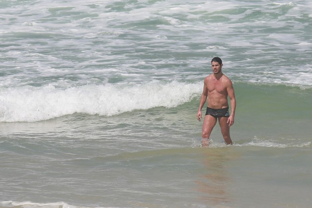 Jose Loreto na praia (Foto: Dilson Silva/ Ag. News)