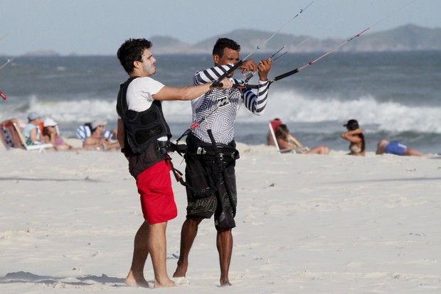 Thiago Rodrigues faz aula de Kite Surf na praia da Barra (Foto: Gabriel Rangel / AgNews)
