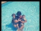 Priscila Pires posa com os filhos dentro de piscina