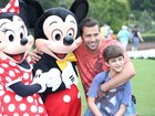 Henri Castelli se diverte na Disney com o filho