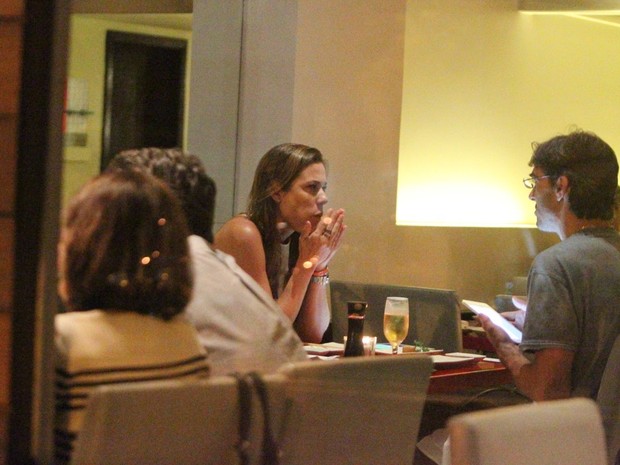 Giba com a namorada, Maria Luiza Daudt , em restaurante no Rio (Foto: Delson Silva/ Ag. News)