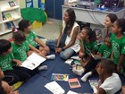 Grávida, Flávia Sampaio participa de trabalho social com crianças
