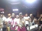 Isis Valverde curte roda de samba em bar no Rio