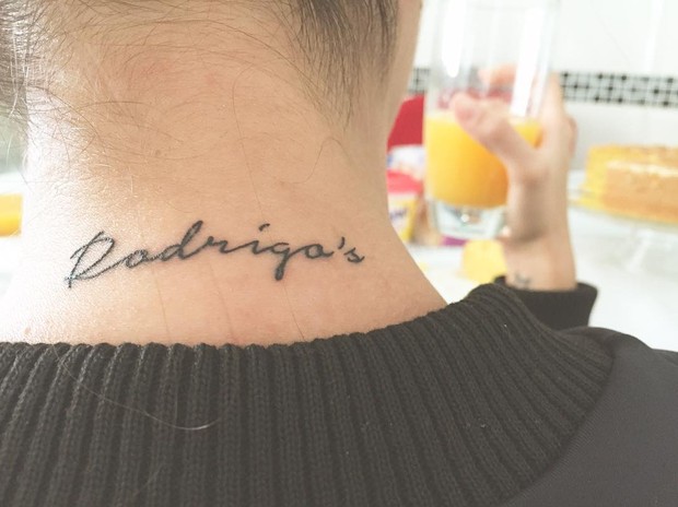 Ex-BBB Adriana faz tatuagem  (Foto: Reprodução / Instagram)
