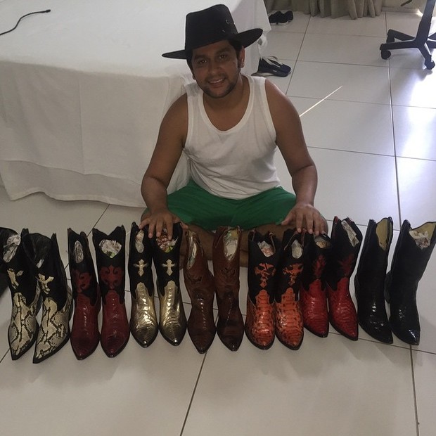 Léo Magalhães mostra algumas botas de sua coleção (Foto: Reprodução/Instagram)