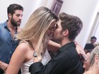 Rafael Vitti troca beijos com loira em festa no Rio