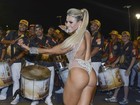 Ex-BBB Fabiana usa modelo fio dental em noite de samba