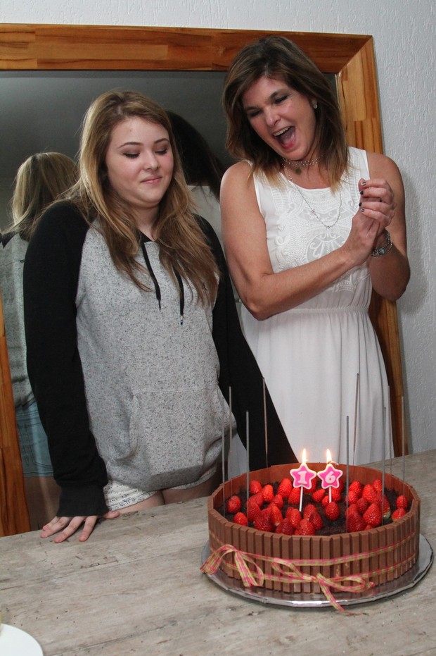 Cristiana Oliveira festeja o aniversário de 16 anos da filha, Antonia (Foto: Anderson Borde / AgNews)