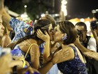 Glória Pires e Orlando Morais dão selinho na filha Antonia em desfile