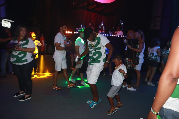 Lázaro Ramos e Taís Araújo dançando com seus filhos (Foto: DILSON SILVA / Agnews)