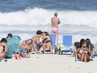 Thiago Rodrigues cumprimenta mulheres em praia do Rio