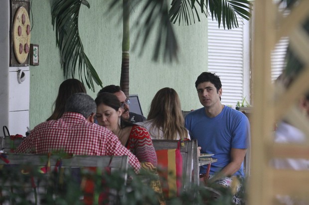 Reynaldo Gianecchini almoça com amigos no RJ (Foto: Dilson Silva / Agnews)