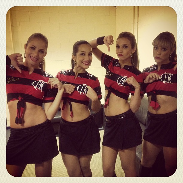 Assistentes de palco de Xuxa com uniformes do Flamengo (Foto: Instagram / Reprodução)