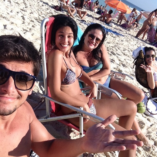 Bruno Gissoni e a namorada, Yanna Lavigne,  na praia (Foto: Instagram/ Reprodução)