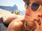 Laura Keller curte calorão na praia de Ipanema, no Rio, e exibe as curvas