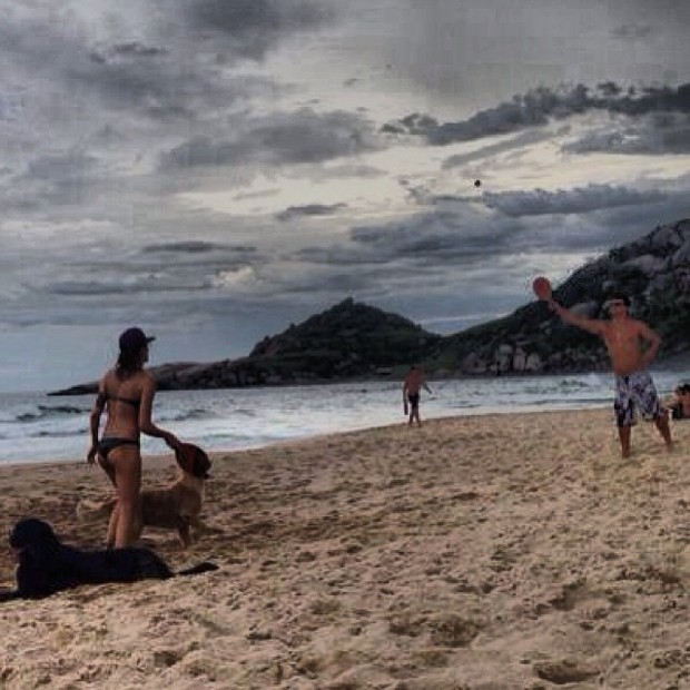 Isabelli Fontana joga frescobol na praia (Foto: Reprodução/ Instagram)