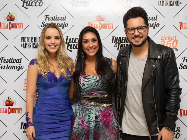 Ex-BBB Amanda com Thaeme e Thiago em show em São Paulo (Foto: Marcelo Brammer/ Divulgação)