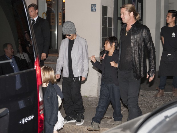 Brad Pitt com os filhos Maddox e Pax Thien em restaurante em Berlim, na Alemanha (Foto: Splash News/ Agência)