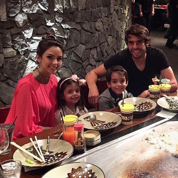 Kaká e Carol Celico com os filhos, Luca e Isabela, em restaurante em orlando, nos Estados Unidos (Foto: Instagram/ Reprodução)