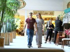Claudia Raia passeia com o namorado em shopping do Rio