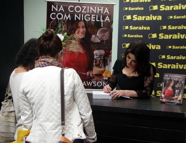 Chef Nigella Lawson autografa livros em São Paulo (Foto: Renan Katayama / Agência Flash Glamour)