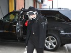Lady Gaga volta a esconder o rosto e usa máscara imensa em Nova York
