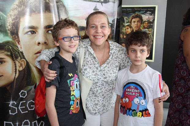 Isabella Garcia e os filhos (Foto: Anderson Borde/ Ag. News)