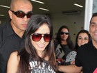 De shortinho, Anitta desembarca em aeroporto de Vitória